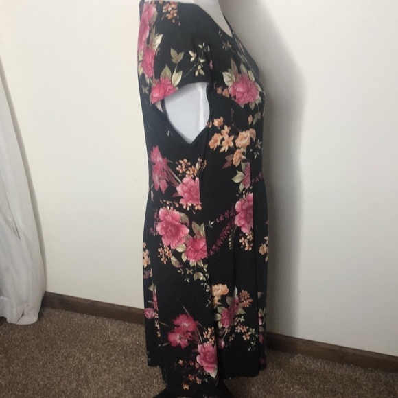 Kaileigh black floral short sleeve midi dress size medium - Picture 7 of 13